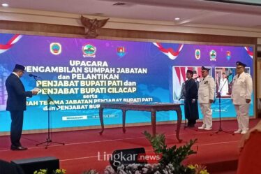 upacara pengambilan sumpah jabatan pj bupati pati dan pj bupati cilacap 10 agustus 2024 1