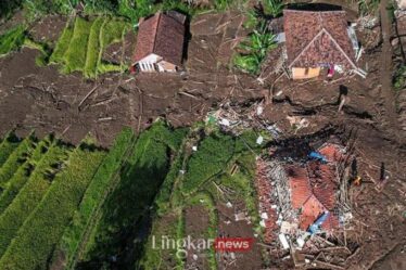 Foto udara permukiman yang tertimbun material longsor