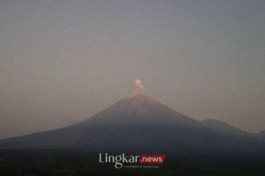 Gunung Semeru erupsi pada Rabu