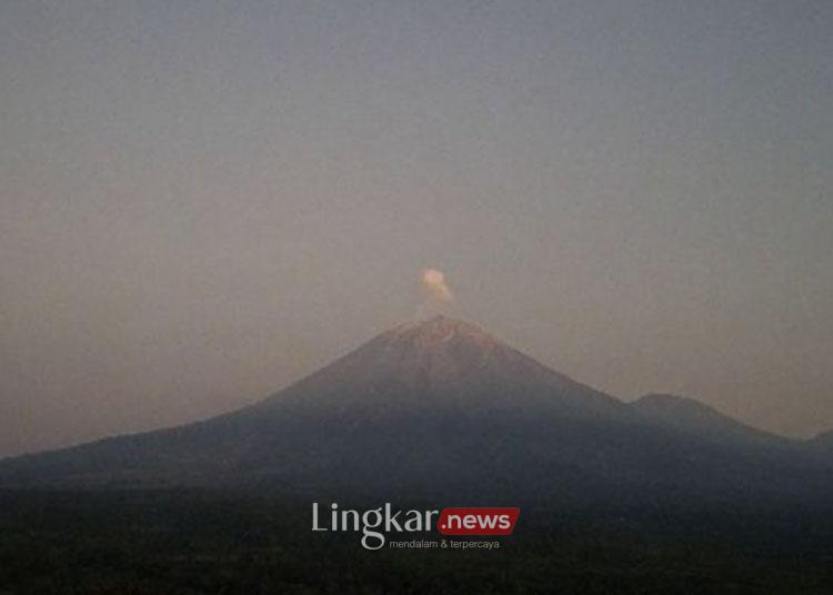 Gunung Semeru erupsi pada Rabu