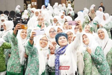 Luluk Nur Hamidah berfoto bersama fatayat NU