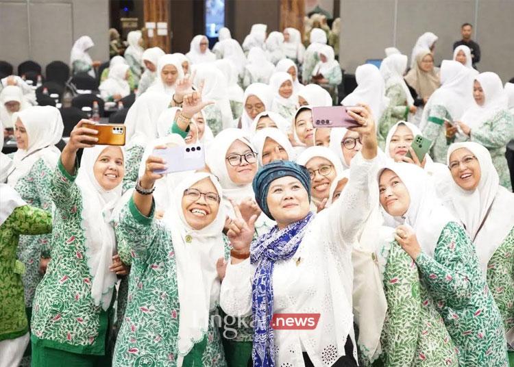 Luluk Nur Hamidah berfoto bersama fatayat NU