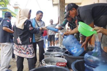 Pjs Bupati Trenggalek saat mendistribusikan air bersih kepada warga