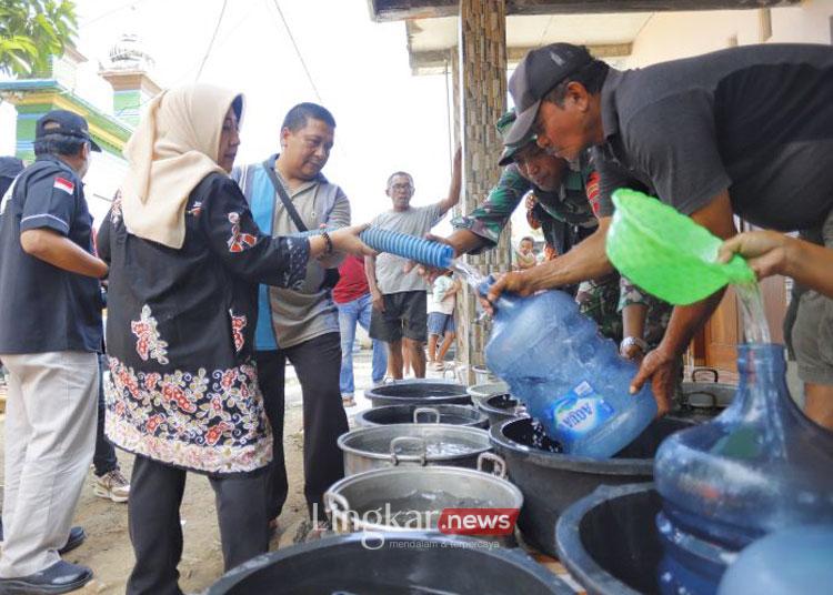 Pjs Bupati Trenggalek saat mendistribusikan air bersih kepada warga