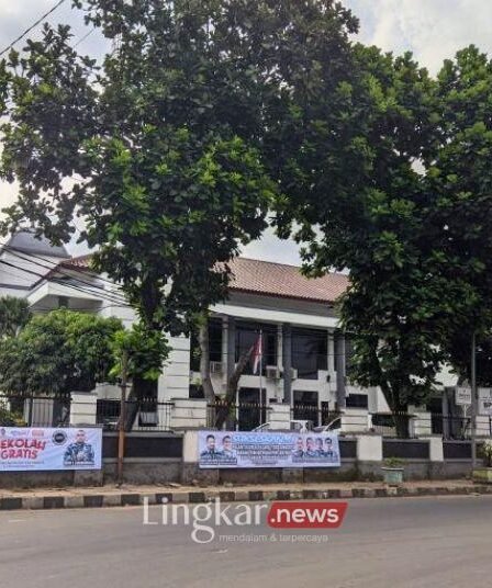 Spanduk Andra Soni-Dimyati Terpasang di Pagar Kantor BPKD Pandeglang Dipersoalkan 6 Spanduk Andra Soni Dimyati Terpasang di Pagar Kantor BPKD Pandeglang Dipersoalkan