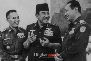 soeharto sedang bersama bung karno