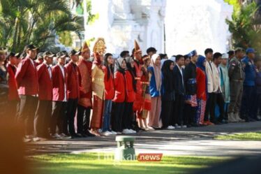 Hari Sumpah Pemuda Pelajar di Banyuwangi Kompak Pakai Baju Adat Nusantara