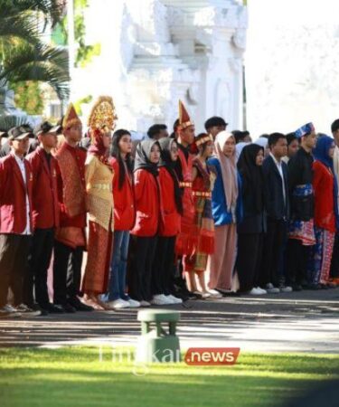 Hari Sumpah Pemuda Pelajar di Banyuwangi Kompak Pakai Baju Adat Nusantara