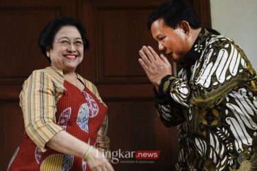 Ketua Umum Partai Gerindra Prabowo Subianto kanan berpamitan kepada Ketua Umum PDI Perjuangan Megawati Soekarnoputri kiri