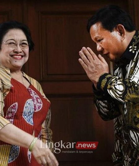 Prabowo-Megawati akan Segera Bertemu, Hasto Bongkar Motif di Baliknya 1 Ketua Umum Partai Gerindra Prabowo Subianto kanan berpamitan kepada Ketua Umum PDI Perjuangan Megawati Soekarnoputri kiri