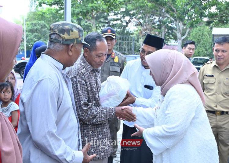 Operasi pasar murah di Pasar Tradisional di Kecamatan Pogalan Trenggalek Jawa Timur