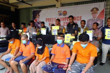 Polres Jember menggelar konferensi pers terkait dengan penangkapan lima orang sindikat pemalsuan dokumen