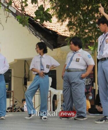 Siswa SMA atau SMK di Provinsi Jawa Timur