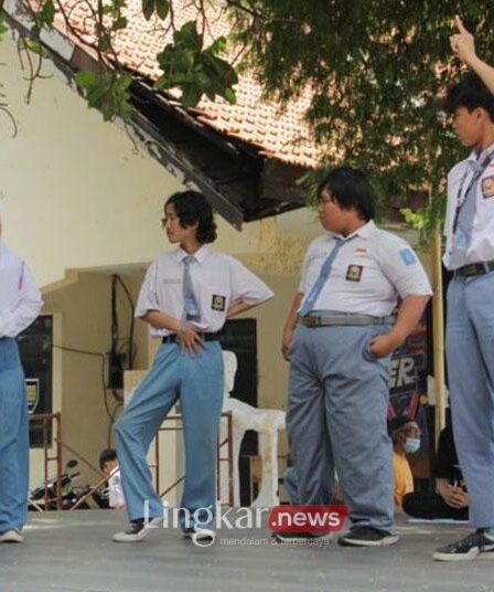 Siswa SMA atau SMK di Provinsi Jawa Timur