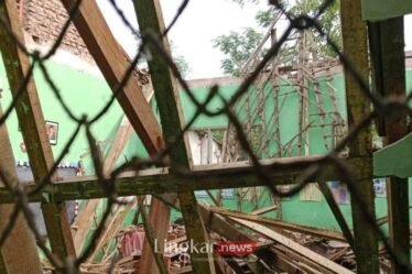 Atap ruang kelas di SDN 03 Plalangan di Kecamatan Kalisat rubuh