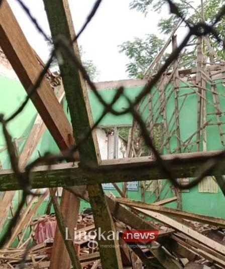 Atap ruang kelas di SDN 03 Plalangan di Kecamatan Kalisat rubuh