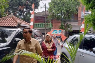 Bupati Serang Ratu Tatu Chasanah baju merah bersama dengan kuasa hukumnya