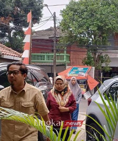 Bupati Serang Ratu Tatu Chasanah baju merah bersama dengan kuasa hukumnya