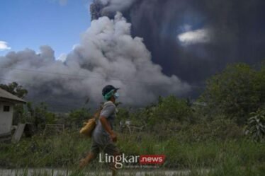 Debu Vulkanik Erupsi Gunung Lewotobi Laki Laki Menyebar ke Lombok