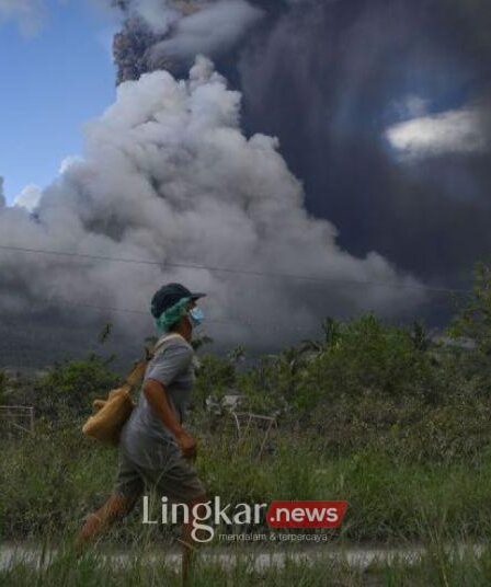 Debu Vulkanik Erupsi Gunung Lewotobi Laki Laki Menyebar ke Lombok