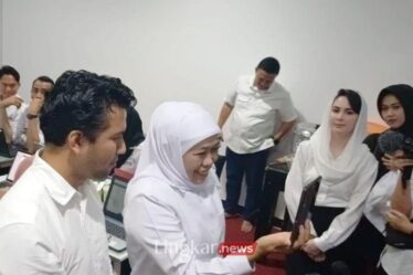 Pasangan Calon Gubernur dan Wakil Gubernur Jawa Timur Khofifah Indar Parawansa Emil Elestianto Dardak saat menerima telepon dari Presiden ke 7 RI Joko Widodo di posko data center Surabaya Rabu