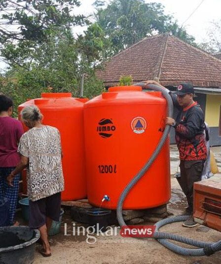 Petugas BPBD Kabupaten Malang mengisi air