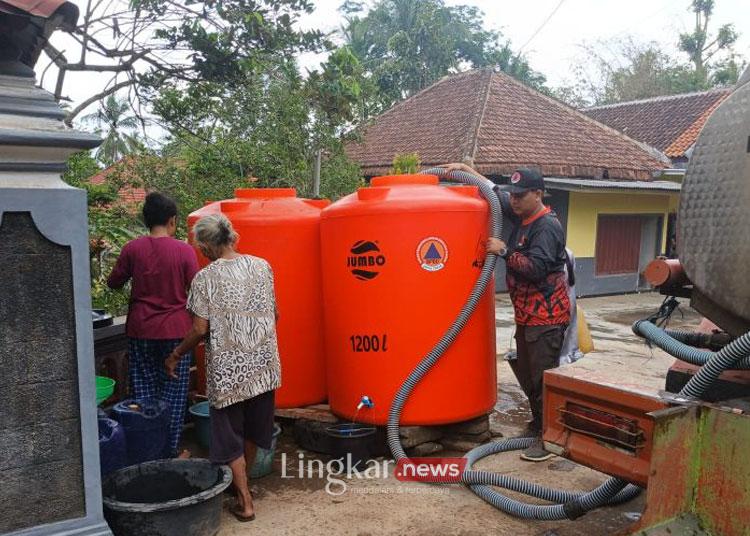 Petugas BPBD Kabupaten Malang mengisi air