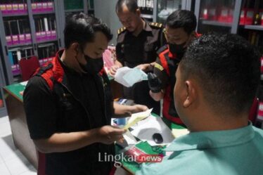 Petugas memeriksa ruangan kantor cabang dindik Jatim