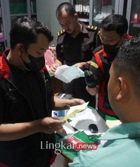 Petugas memeriksa ruangan kantor cabang dindik Jatim