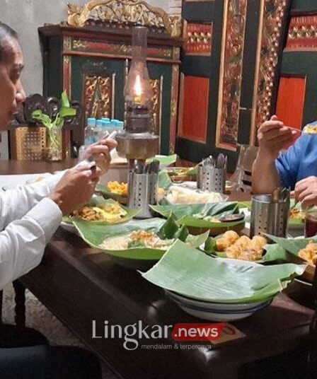 Prabowo RI Subianto dan Jokowi makan malam di Angkringan