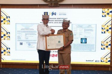 Razilu kepada Plt Bupati Banyuwangi Sugirah di Kantor Pemkab Banyuwangi