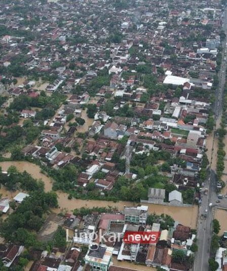 Foto udara banjir yang merendam sejumlah wilayah di Kabupaten Ponorogo