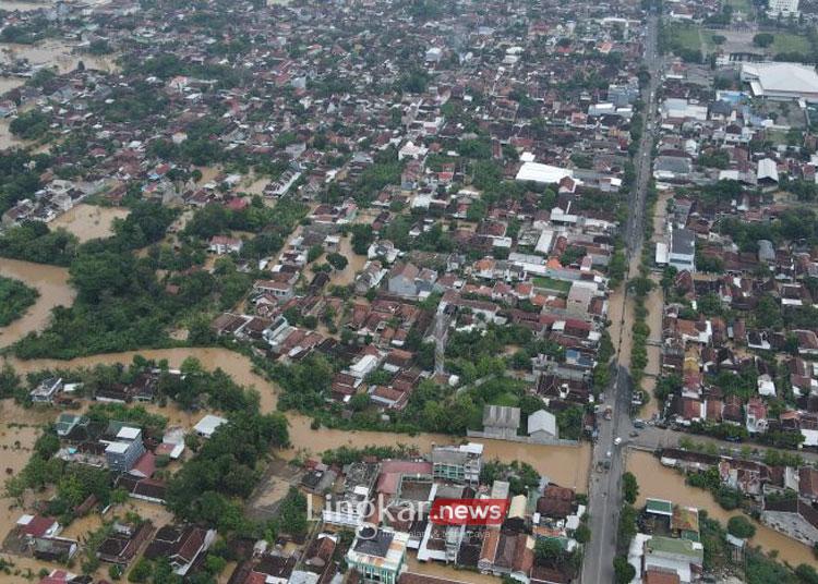 Foto udara banjir yang merendam sejumlah wilayah di Kabupaten Ponorogo