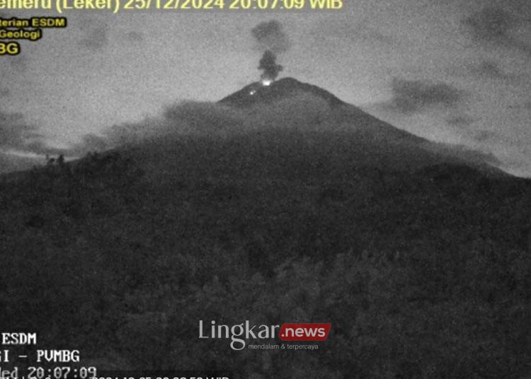 Gunung Semeru saat kembali erupsi