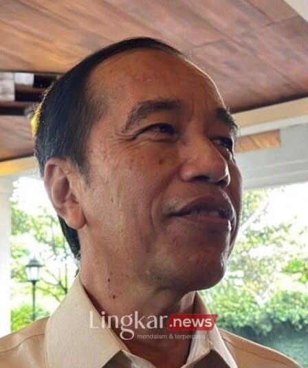 Jokowi memberikan pernyataan kepada wartawan 1