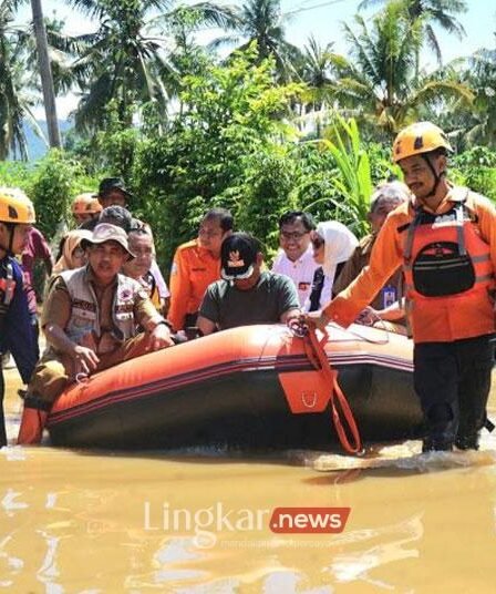 BPBD Jatim Ungkap Penyebab Banjir yang Landa Kecamatan Tempurejo 6 Kalaksa BPBD Jatim Gatot Soebroto bersama sejumlah Kepala OPD Pemprov Jatim