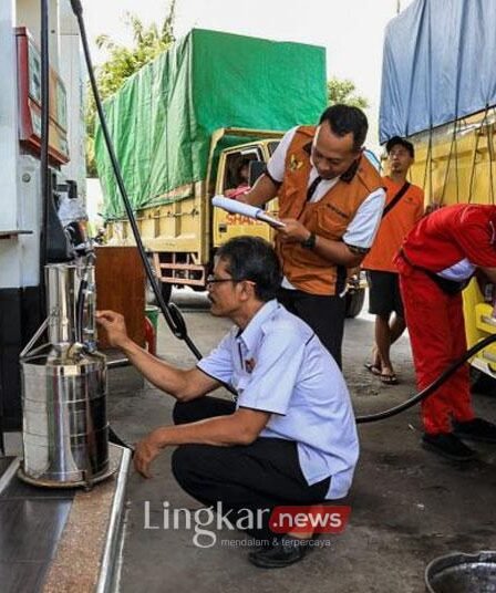 Kegiatan tera ulang oleh petugas Dinas Perdagangan dan Perindustrian Kota Kediri di SPBU