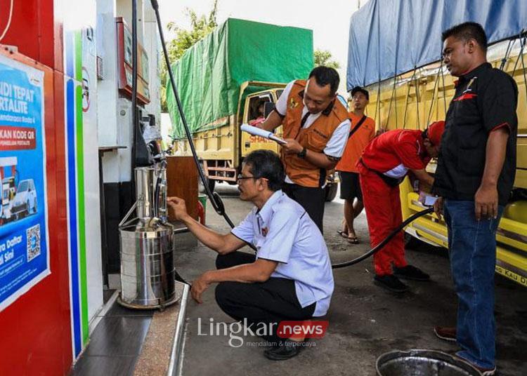 Kegiatan tera ulang oleh petugas Dinas Perdagangan dan Perindustrian Kota Kediri di SPBU