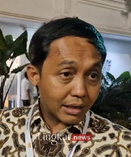 Menhut Raja Juli Antoni