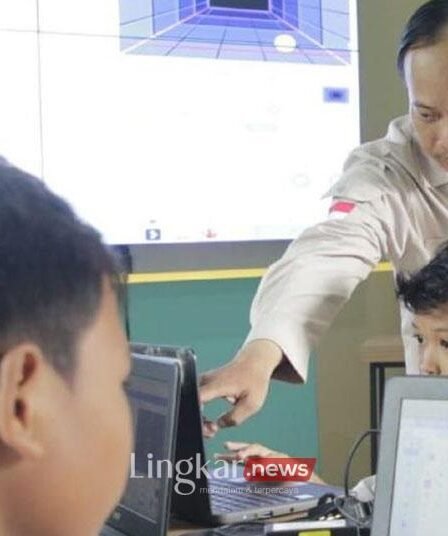 Para siswa SDN 02 Madiun Lor Kota Madiun belajar coding