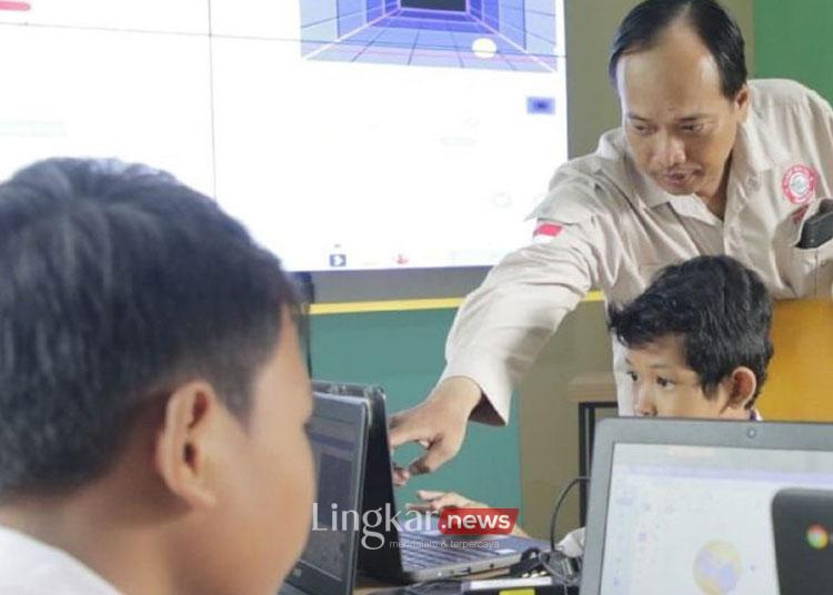 Para siswa SDN 02 Madiun Lor Kota Madiun belajar coding