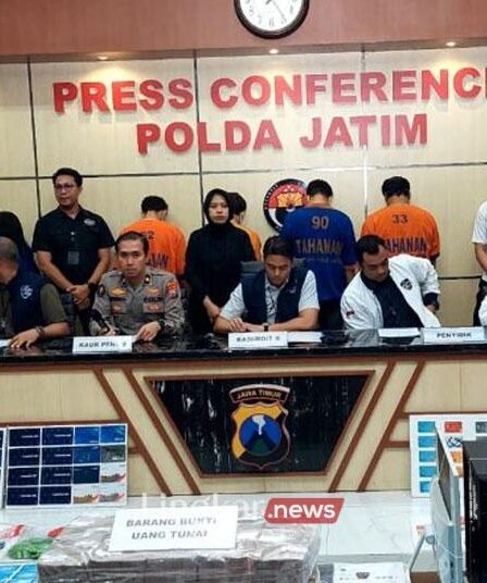 Polisi merilis pengungkapan judi daring di Mapolda Jatim