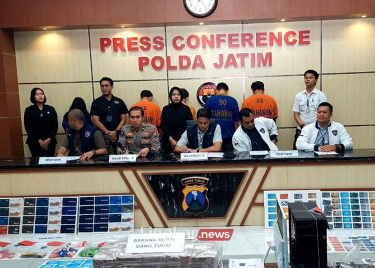 Polisi merilis pengungkapan judi daring di Mapolda Jatim