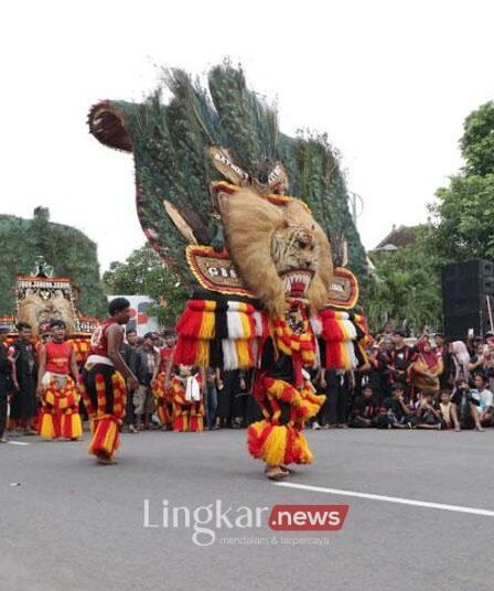 Rayakan Status WBTB dari UNESCO, Ponorogo Gelar Reog Serentak se-Dunia 8 Seniman unjuk kepiawaian memainkan tari reog di Balai Paseban Agung Ponorogo