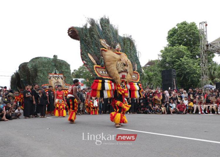 Seniman unjuk kepiawaian memainkan tari reog di Balai Paseban Agung Ponorogo