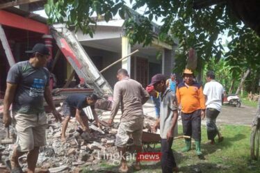 bangunan yang roboh tertimpa pohon saat turun hujan deras di sebagian besar wilayah Ponorogo