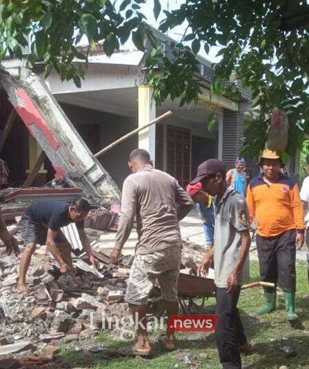 bangunan yang roboh tertimpa pohon saat turun hujan deras di sebagian besar wilayah Ponorogo