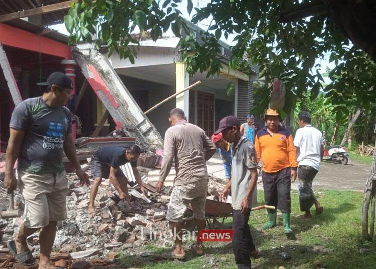 bangunan yang roboh tertimpa pohon saat turun hujan deras di sebagian besar wilayah Ponorogo