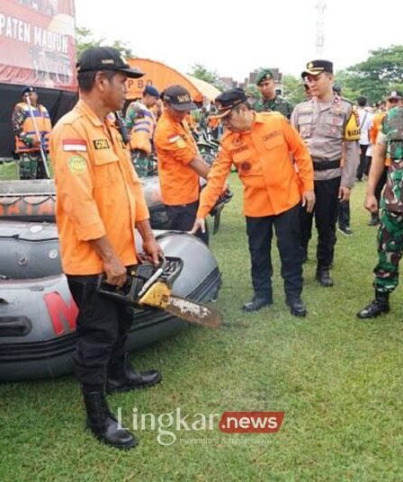 forkopimda mengecek kesiapan logistik dan alat penanganan bencana