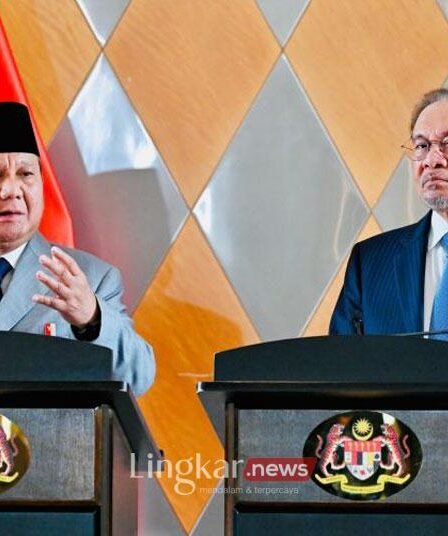 Presiden RI Prabowo Subianto kiri dan Perdana Menteri Malaysia Anwar Ibrahim